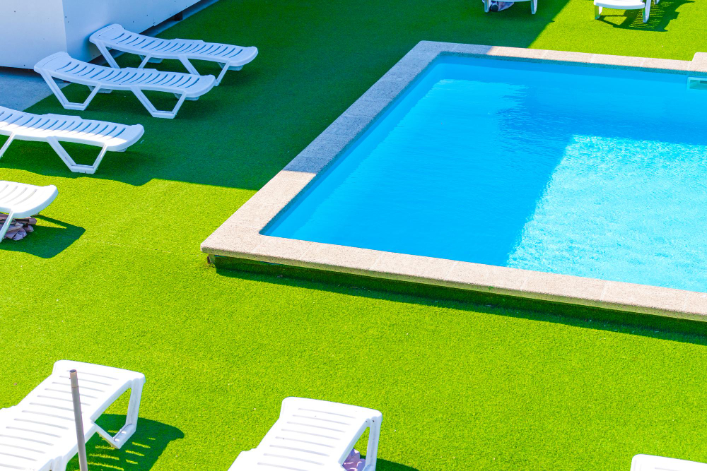 How Synthetic Grass Keeps Your Pool Clean